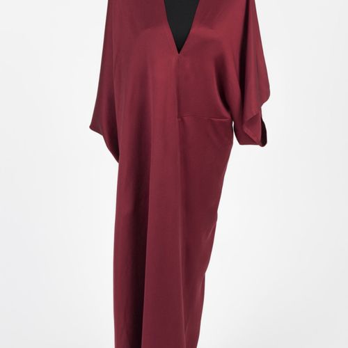 Abendkleid Michael Sontag 迈克尔-桑塔格晚装，柏林

丝绸，酒红色，深V领，caftan剪裁。 迈克尔-桑塔格是巴伐利亚人，1980年&hellip;
