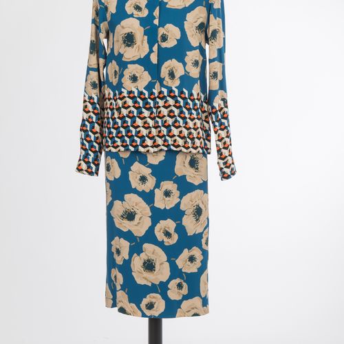Zweiteiliges Ensemble 两件套，上衣和裙子 Dries van Noten，安特卫普

粘胶，汽油色，带有花卉图案，上衣下摆和袖口带有图形立&hellip;