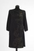 Kleid Wunderkind Wunderkind连衣裙，Potsdam

处女羊毛，黑色带灰色条纹，黑色褶皱裙，绗缝图案。尺寸为36。汉内洛尔-埃尔斯纳在&hellip;