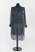 Kleid Dries van Noten Dries van Noten, Antwerp

丝质雪纺，透明，深绿色和蓝色，条纹或波浪图案，长袖，短褶皱立领。&hellip;