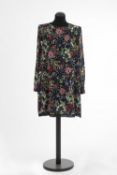 Kleid Valentino Robe Valentino, Milan 

Soie, fond noir, motif floral multicolor&hellip;