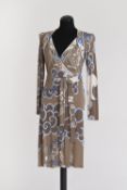 Wickelkleid Emilio Pucci 包裹式连衣裙Emilio Pucci，Florence

粘胶弹性，浅棕色，蓝色和白色图案。尺寸42（意大利）&hellip;