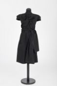 Sommerkleid Prada 普拉达夏日连衣裙，米兰

棉质，黑色，领口有大蝴蝶结，宽织物系带。尺寸42（意大利）。