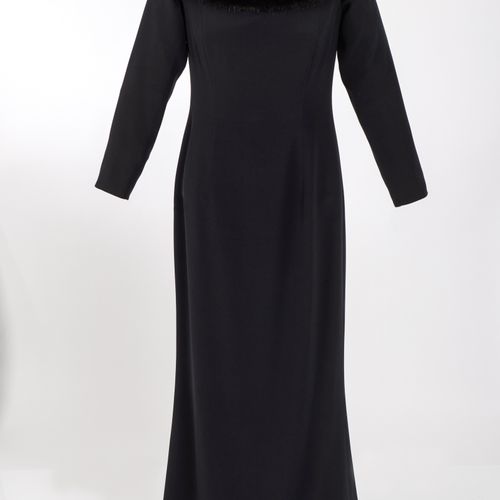 Abendkleid Escada Couture 晚装Escada Couture, Munich

黑色，落地长裙，带小裙裾，长袖，露肩，领口有毛皮（可解扣&hellip;