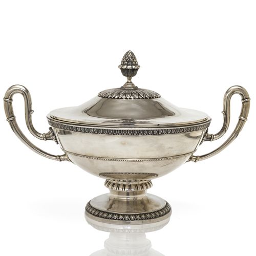 Terrine - Italien, Louis-XVI-Stil 茶杯 意大利，路易十六风格的银质茶杯。圆形凹脚，凸起的把手，平圆顶盖，带水口旋钮。Lance&hellip;