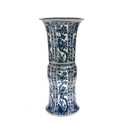 Vase in Ku-Form - China, Qing, Kangxi 库式花瓶 中国，清，康熙瓷器。蓝色的花纹装饰。休息。高35.5厘米。
瓷器。蓝色花卉&hellip;