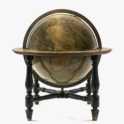 A table globe 木头，黄铜，石印地图图像。安装在一个黑檀色的翻转木框中。子午线环，上面刻有测量标尺。刻有 "CARY'S New TERRESTRI&hellip;