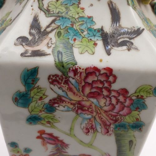 Sechskantvase mit Vogeldekor, China, Qing-Dynastie - 19. Jh. Sechskantvase mit V&hellip;