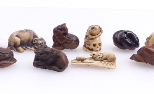Kleine Sammlung von 10 Netsuke, Japan, 19. Jh. Kleine Sammlung von 10 Netsuke — &hellip;