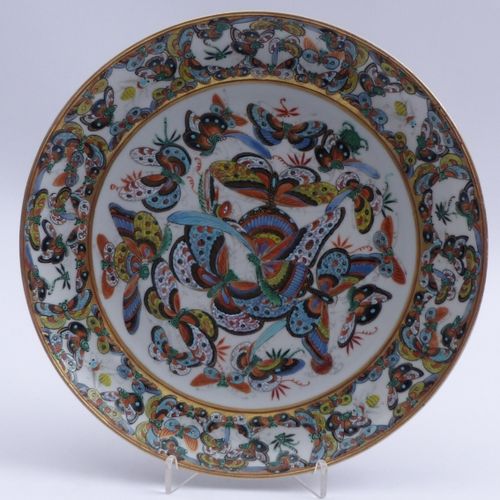 Teller mit Schmetterlingsdekor, China, späte Qing-Dynastie, 19. Jh. Teller mit S&hellip;