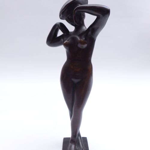 Null 带帽子的亚洲女性站立 - 20世纪 - 女性裸体站在基座上，全圆形设计。青铜，有棕色斑点。铸造厂印章。高33厘米。