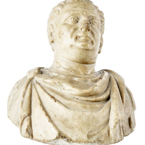Null 皇帝的小型半身像 - 可能是罗马帝国时期，公元3世纪 - 雕塑的半身像是一位身穿chlamys的绅士，胸前披着许多褶皱。大理石。高20厘米。- 鼻子和&hellip;