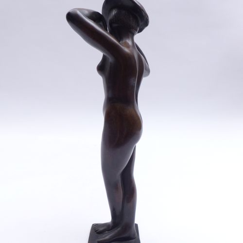 Null Donna asiatica in piedi con cappello - XX secolo - Nudo femminile in piedi &hellip;