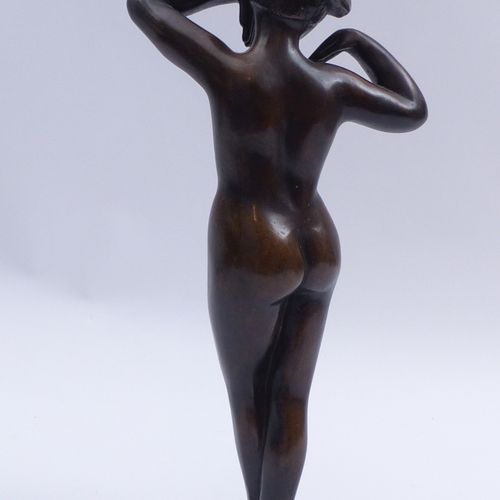 Null 带帽子的亚洲女性站立 - 20世纪 - 女性裸体站在基座上，全圆形设计。青铜，有棕色斑点。铸造厂印章。高33厘米。