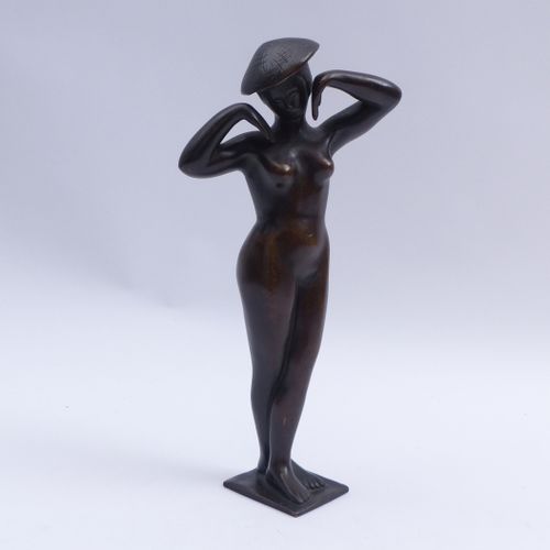 Null Standing Asian woman with hat - 20th c. - Female nude standing on plinth, f&hellip;