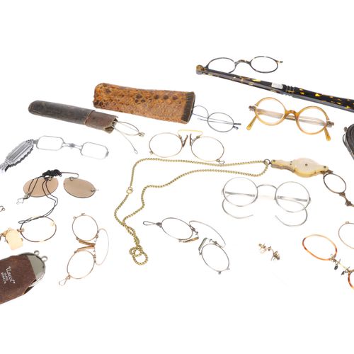 A Collection of Spectacles, dont huit pince-nez de différents modèles, trois pai&hellip;