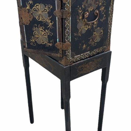 Null A PORTABLE INLAID EXPORT LACQUER NANBAN CABINET ON STAND 

Momoyama period &hellip;