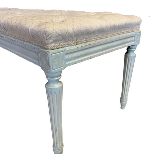 Null 19世纪初路易十五风格的雕花木和彩绘长凳/窗台椅

有纽扣软垫，在六个有棱有角的腿上升起。

(高43厘米 x 宽121厘米 x 长45厘米)
