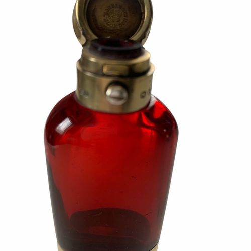 Null Sampson Mordan & Co., London, 1866, 维多利亚银镀金镶红宝石玻璃香氛瓶

与一个椭圆形的玻璃瓶结合在一起，有一个铰链&hellip;