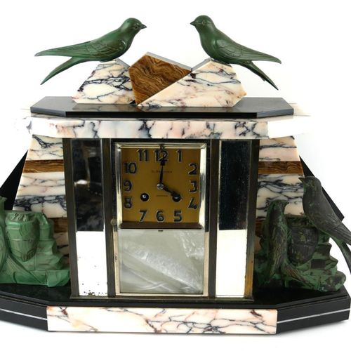 Null 一套法国艺术装饰风格的斯佩尔特和大理石鸟形时钟装饰品

中央的时钟有五只锡镴鸟，方形的金色表盘上有阿拉伯数字标记，两边是两面镜子和钟敲击机制，还有一对&hellip;