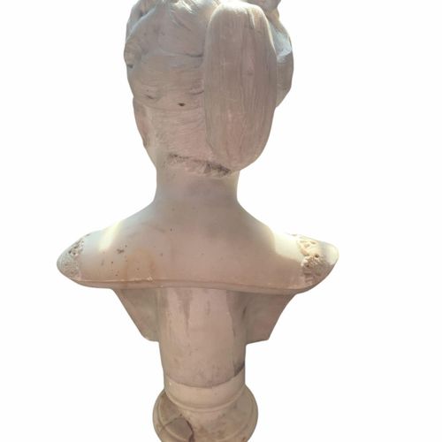 Null 一个19世纪意大利大理石半身像，优雅的年轻女士

竖立在一个底座上。

(高55厘米 x 宽28厘米 x 深20厘米)