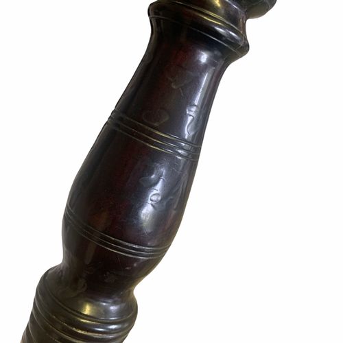 Null 一个不寻常的19世纪初的青铜和乌木尖杖

巨大的螺旋式橡树果柄，在一个旋转的巴勒姆节柄上，手柄上有警告日期1831年和铭文 "P.A&R.A ****&hellip;