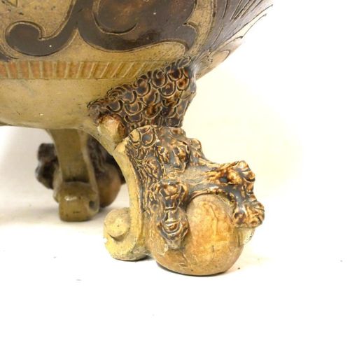 Null 马丁兄弟，英国，成立于1873年，一个大型的釉面炻器花盆

壶身刻有叶子中的向日葵形式的装饰，站在四个沉重的爪子和球脚上，署名 "A. Martin,&hellip;