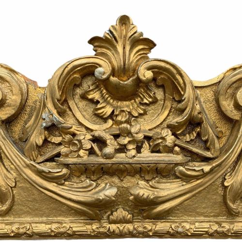 Null 本杰明-古德森，约1700年-1767年，一个18世纪和后来雕刻的金木码头镜子

长方形斜面板上方有卷曲的叶子和中央的装饰图案的断裂花架，有鸡蛋和飞镖&hellip;