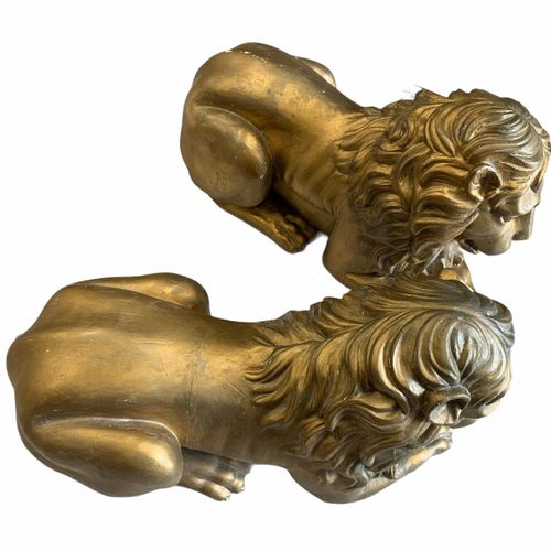 Null 一对大型的19世纪装饰性的金木雕刻的卧狮。

(高37厘米 x 长27厘米 x 宽60厘米)