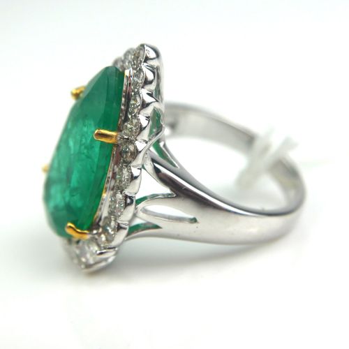 Null 一枚18K白金、祖母绿和钻石戒指

梨形的祖母绿被钻石包围。(尺寸M/N)

(绿宝石约9.10克拉 钻石约1.06克拉)
