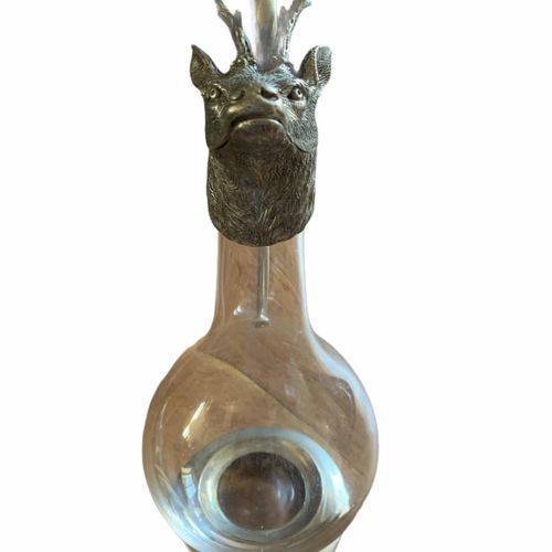 Null 20世纪初欧洲大陆的镀银红葡萄酒壶，形成了一个雄鹿。

有一个透明的玻璃瓶形的身体和滚动的手柄，在圆形的底座上标有 "OD 95"。

(高30.5厘&hellip;