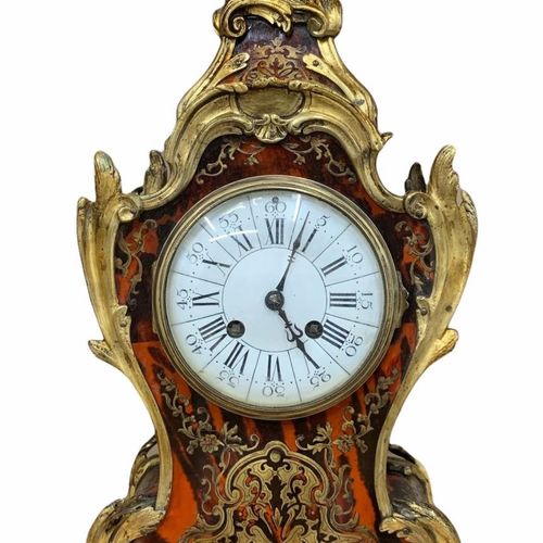 Null FRANZÖSISCHE ROKOKO-UHR MIT SCHILDPATTIMITAT, ORMOLU-MONTIERUNG UND BOULLWE&hellip;