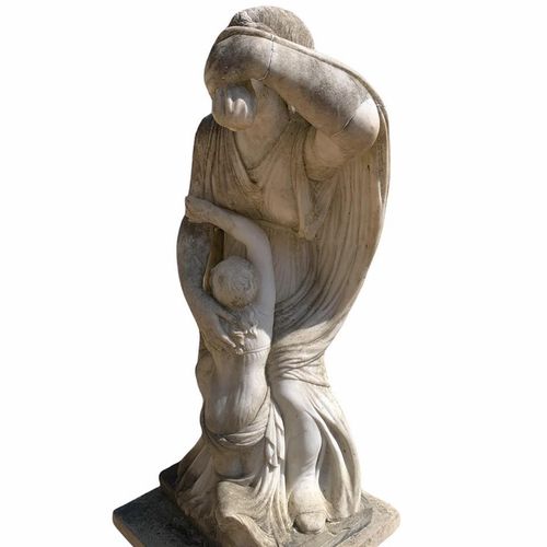 Null 古董之后，19世纪的尼奥比和她的小女儿的大理石雕像

尼奥比的长袍塑像站立着，保护着跪在她面前的一个女儿，在一个岩石基座上支撑着一个后来的锥形基座。
&hellip;