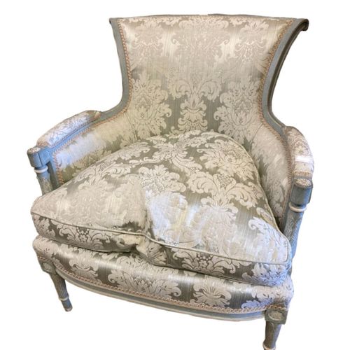 Null 19世纪路易十五设计的雕花木和彩绘软垫扶手椅。