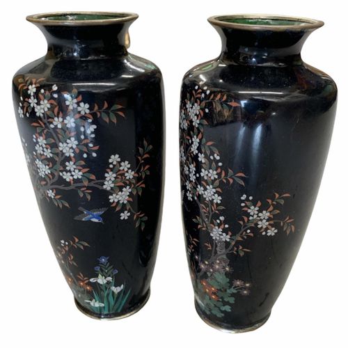 Null 日本明治时期银线掐丝花瓶一对，细长的柱状结构

深蓝色地和花卉装饰。

(高21厘米 x 直径8.5厘米)