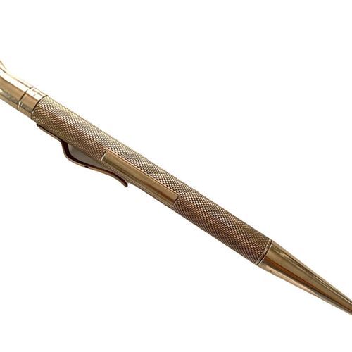 Null 吉祥物，一支9ct金的推进式铅笔

印有".375"，有制作者的标记 "E.B."。