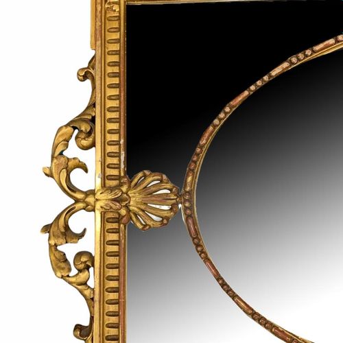 Null 罗伯特-亚当的方式，19世纪末雕刻的鎏金木镜

饰有滚动的叶子。

(高82厘米 x 宽113厘米)