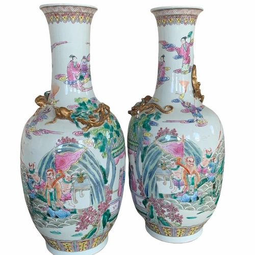 Null 一对19世纪初/中期的中国花瓶

饰有佛塔和蜥蜴。

(44厘米)