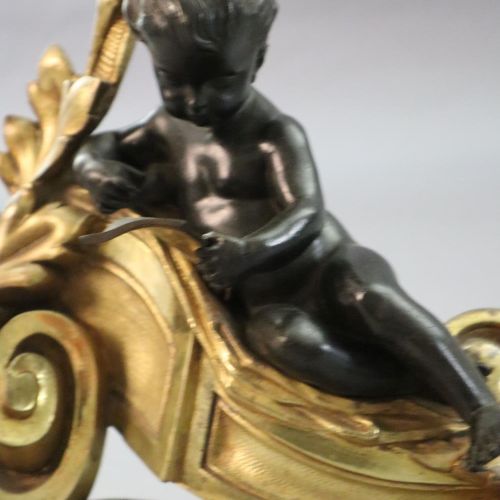 Null CHENET DE FEU LOUIS XVI DU 19E SIÈCLE EN BRONZE DORÉ ET ORMOLU. 

Avec putt&hellip;