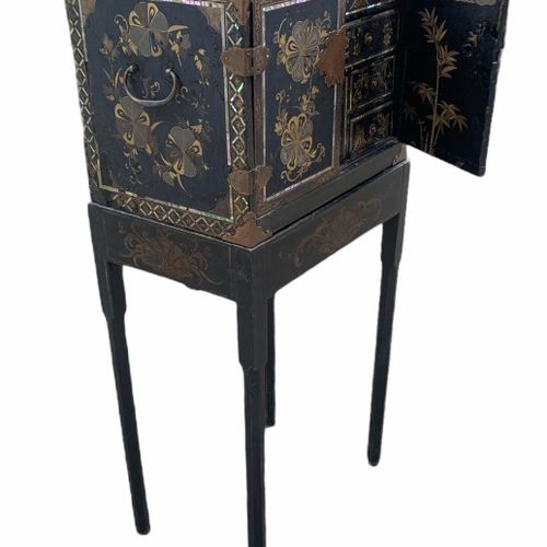 Null 外销漆楠木便携式柜子，带支架

桃山时期（1573-1615） 16世纪末/17世纪初 长方形，带鎏金金属支架和提手，有两扇门，打开后可以看到内部有八&hellip;