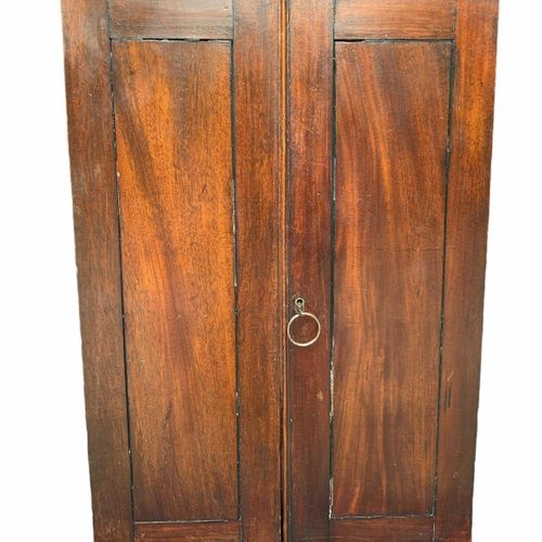 Null 19世纪早期桃花心木桌面收藏柜

板门打开，露出装有抽屉和鸽子笼的内部。

(高69厘米 x 长25厘米 x 宽46.5厘米)