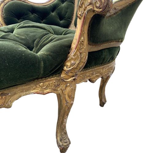 Null 一张18世纪法国路易十五时期洛可可式雕刻的鎏金木公爵夫人日床

有纽扣软垫，框架上雕刻着'C'型的贝壳，滚动的叶子和花头，在六条高脚椅腿上凸起。

(&hellip;