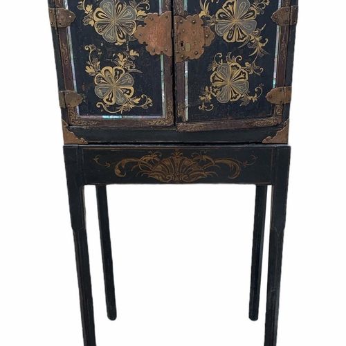 Null A PORTABLE INLAID EXPORT LACQUER NANBAN CABINET ON STAND 

Momoyama period &hellip;