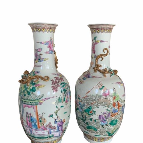 Null A PAIR OF EARLY/MID 19TH CENTURY CHINESE VASES 

Decorated with pagodas fig&hellip;