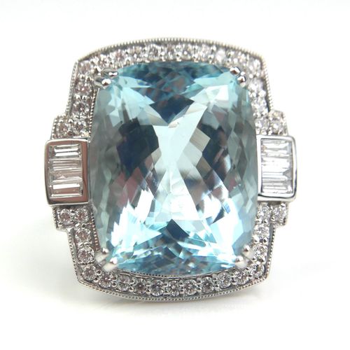 Null 18K白金海蓝宝石钻石戒指（N码）。

(海蓝宝石约重14.30ct)



状态: 良好