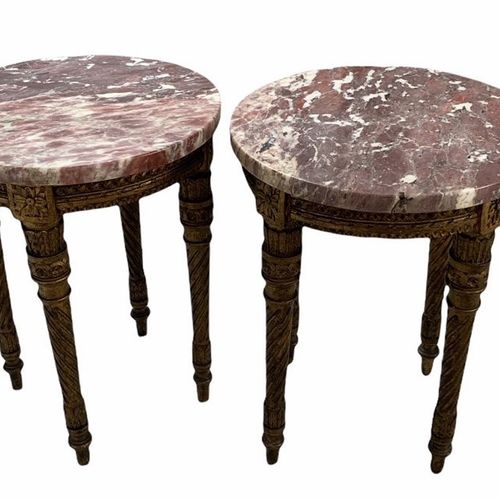 Null 一对19世纪路易十六设计的雕花鎏金木圆桌

大理石桌面，由四条糖果形桌腿支撑。

高45厘米 x 直径34.5厘米