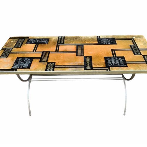 Null 一个装饰性的中世纪咖啡桌。

(高43厘米 x 长44.5厘米 x 宽105.5厘米)