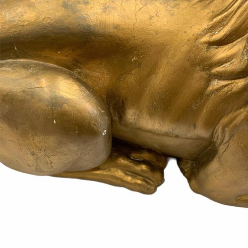 Null 一对大型的19世纪装饰性的金木雕刻的卧狮。

(高37厘米 x 长27厘米 x 宽60厘米)