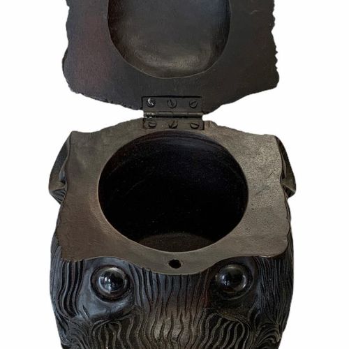 Null A CARVED WOOD TOBACCO BOX FORMED AS A DOGS HEAD

Set with glass eyes with a&hellip;