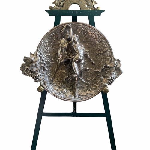 Null Argenteria Broggi Milano, 一个大型的、令人印象深刻的重型银色铜质展览充电器

铸有萨提尔和植物中的仙女，提手是葡萄藤，边缘有&hellip;